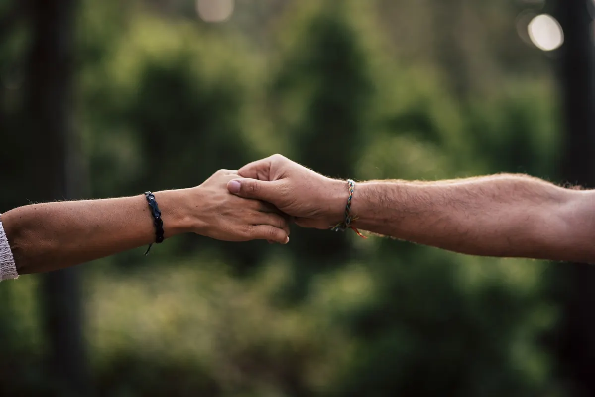 Personas uniendo sus manos como símbolo de apoyo